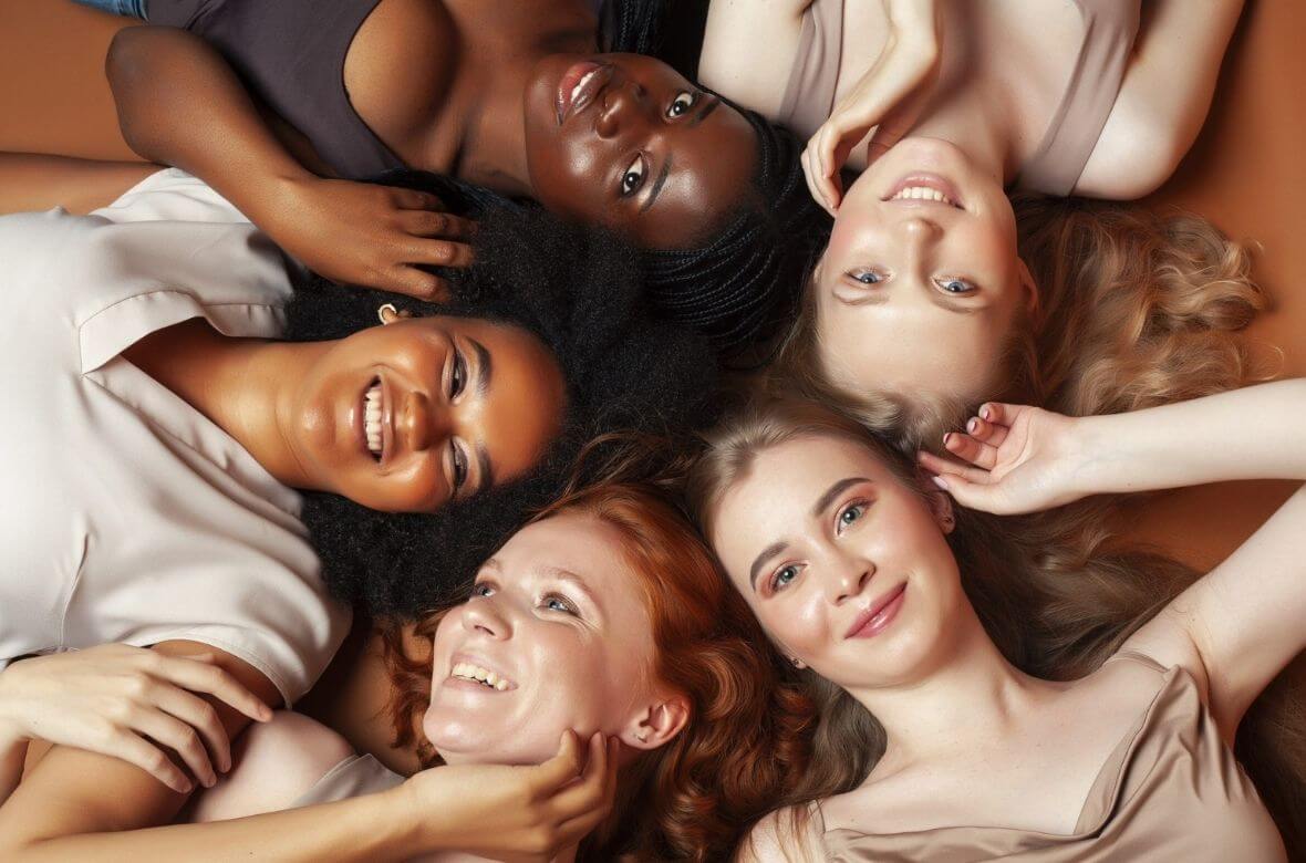 5 mulheres de etnias diferentes dividem o mesmo ambiente e mostram a beleza de seus cabelos